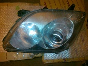 На TOYOTA AVENSIS 2005г.в. передняя левая фара
